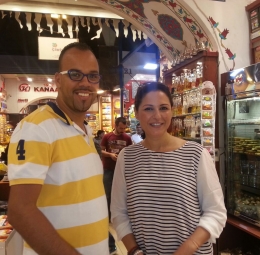 En compagnie d'un touriste marocain au Bazar Egyptien des épices - Istanbul - Turquie