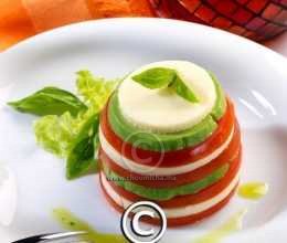 Tomate, mozzarella et avocat au basilic