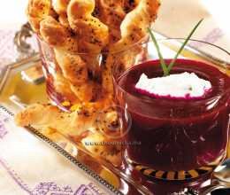 Soupe de betteraves au fromage de chèvre à la ciboulette, bâtonnets au pavot