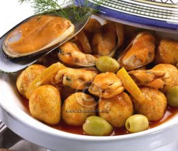 Tajine de boulettes de merlan et de moules aux olives vertes